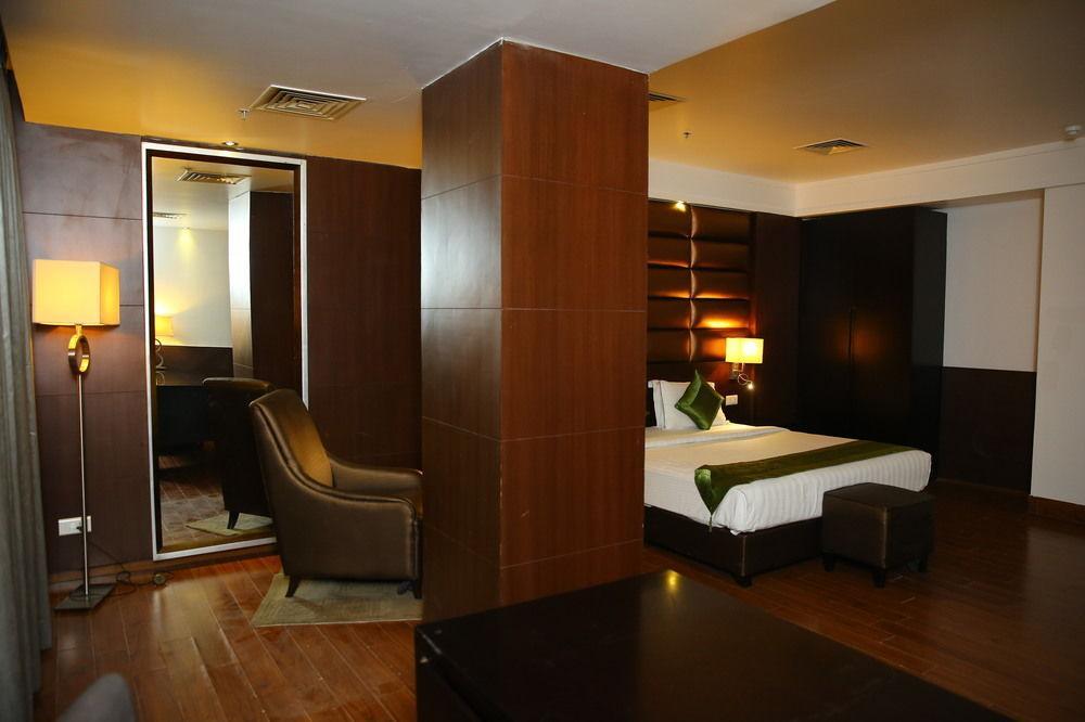 Capital O 9960 Hotel Grand Himayat Hyderabad Exterior foto