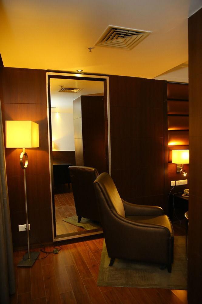 Capital O 9960 Hotel Grand Himayat Hyderabad Exterior foto
