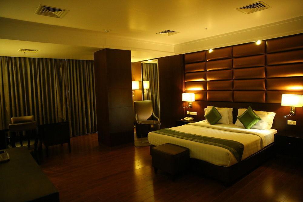 Capital O 9960 Hotel Grand Himayat Hyderabad Exterior foto
