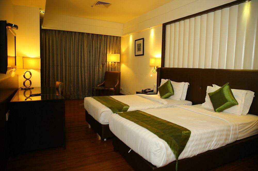 Capital O 9960 Hotel Grand Himayat Hyderabad Exterior foto