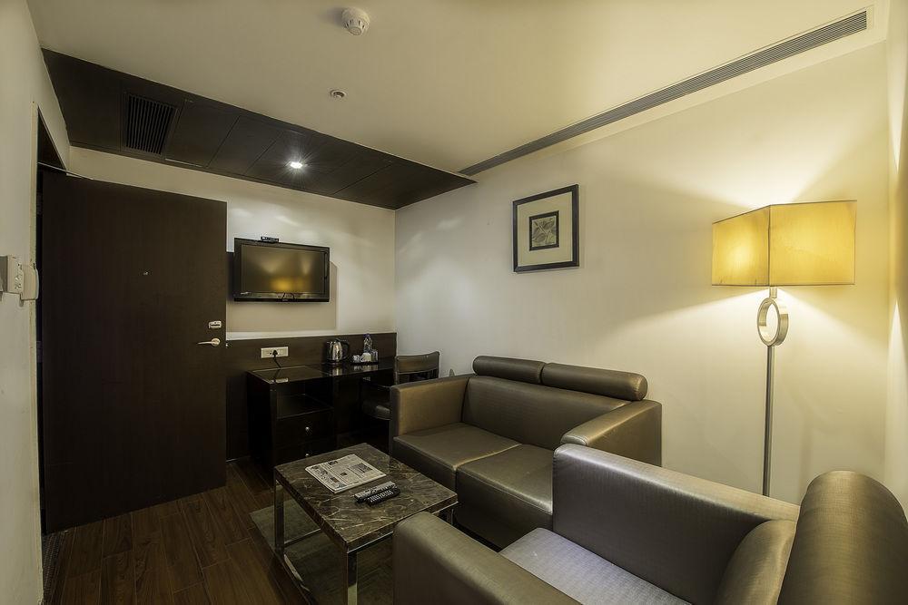 Capital O 9960 Hotel Grand Himayat Hyderabad Exterior foto