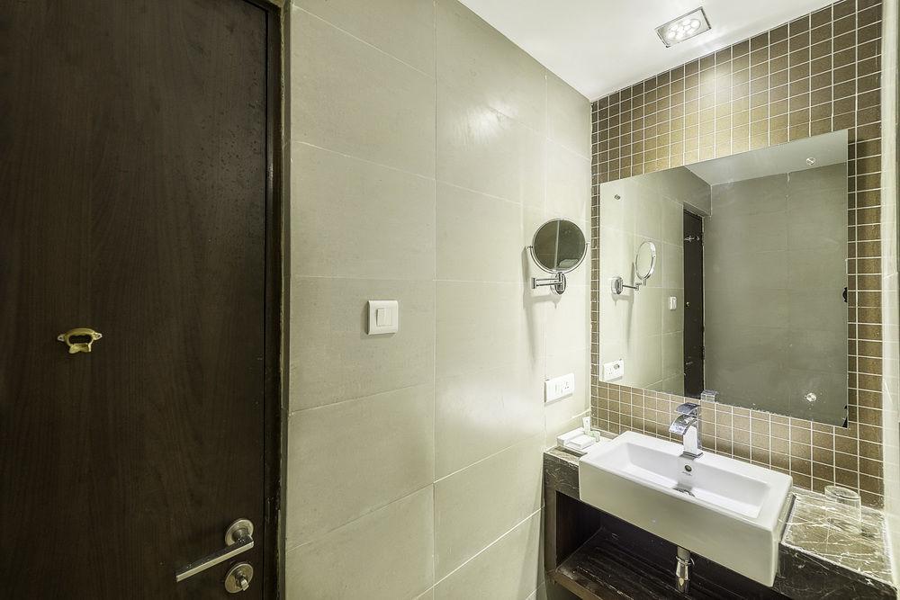 Capital O 9960 Hotel Grand Himayat Hyderabad Exterior foto