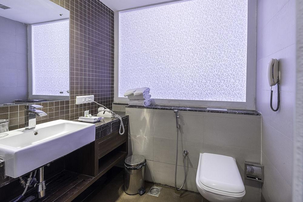 Capital O 9960 Hotel Grand Himayat Hyderabad Exterior foto