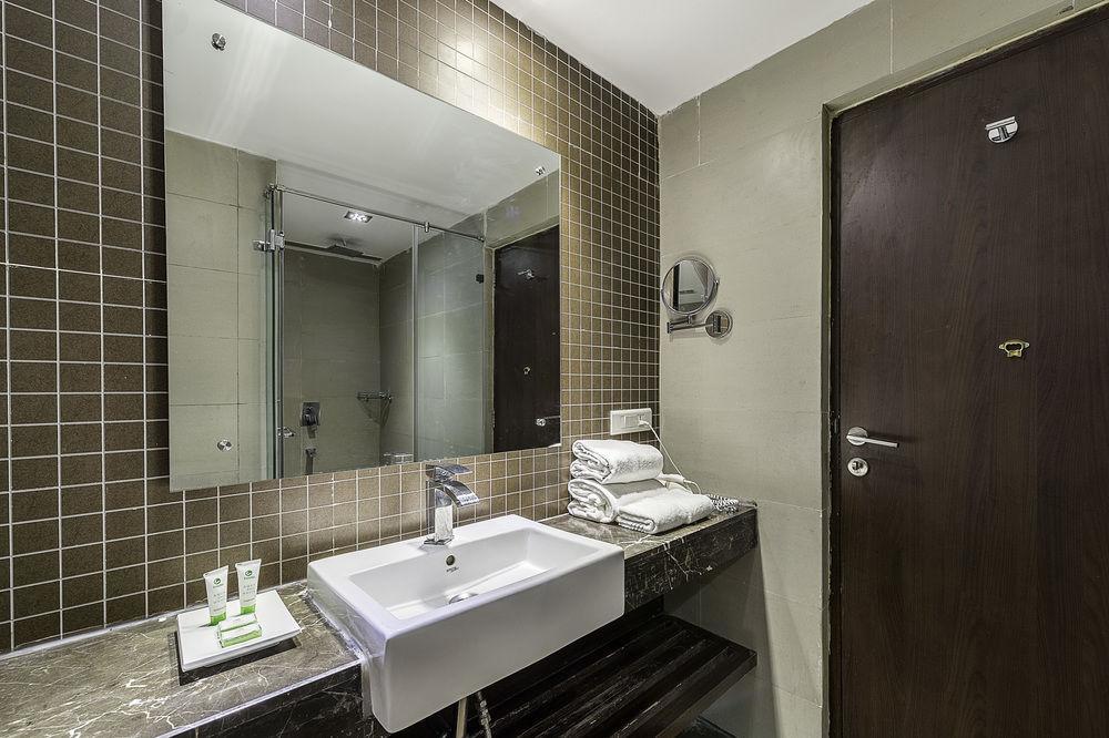 Capital O 9960 Hotel Grand Himayat Hyderabad Exterior foto