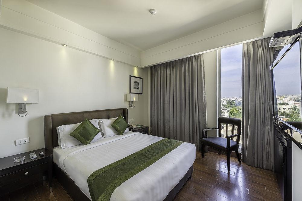 Capital O 9960 Hotel Grand Himayat Hyderabad Exterior foto