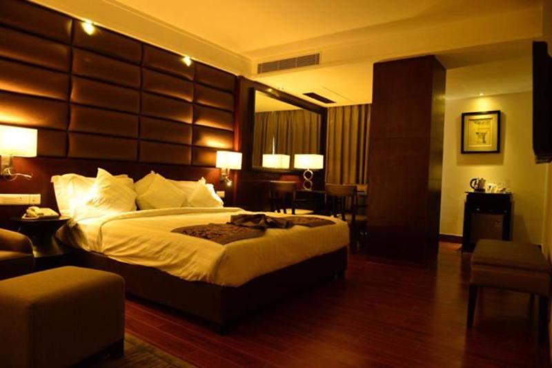 Capital O 9960 Hotel Grand Himayat Hyderabad Exterior foto