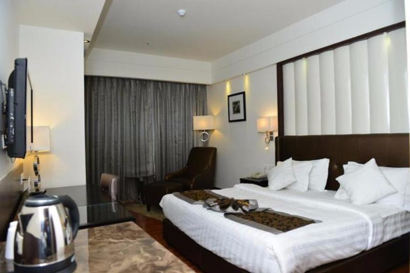Capital O 9960 Hotel Grand Himayat Hyderabad Exterior foto