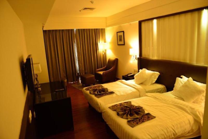 Capital O 9960 Hotel Grand Himayat Hyderabad Exterior foto